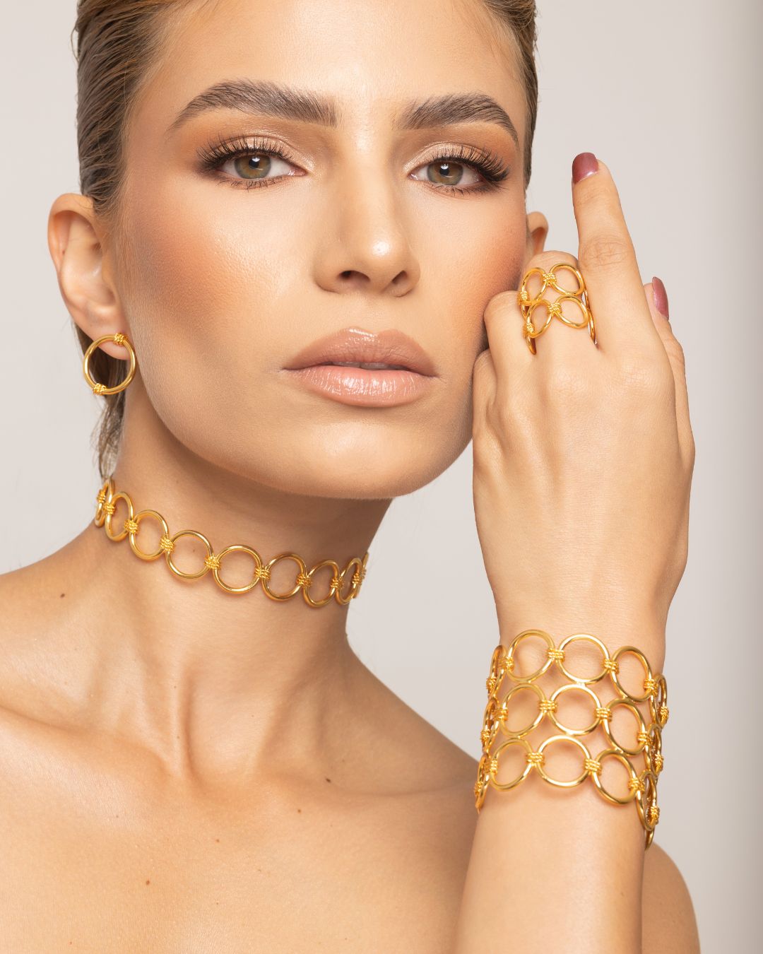 Set silueta: gargantilla + brazalete + anillo + aretes