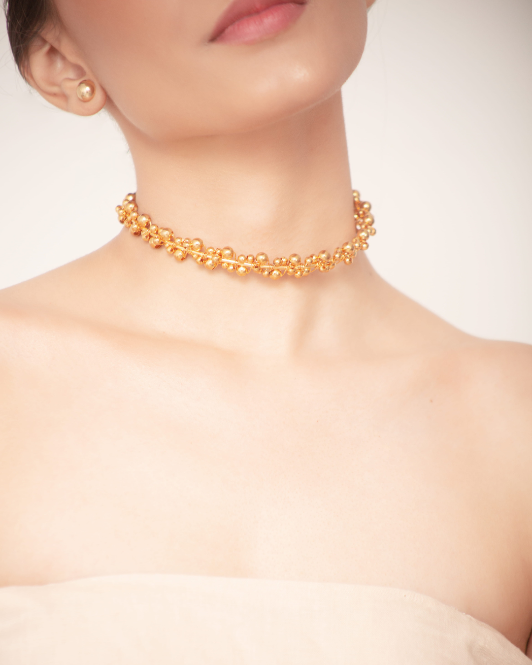 choker bolitas alrededor